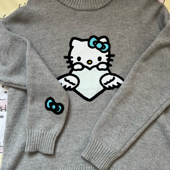 Grey hello kitty angel sweater - Picture 3 of 3
